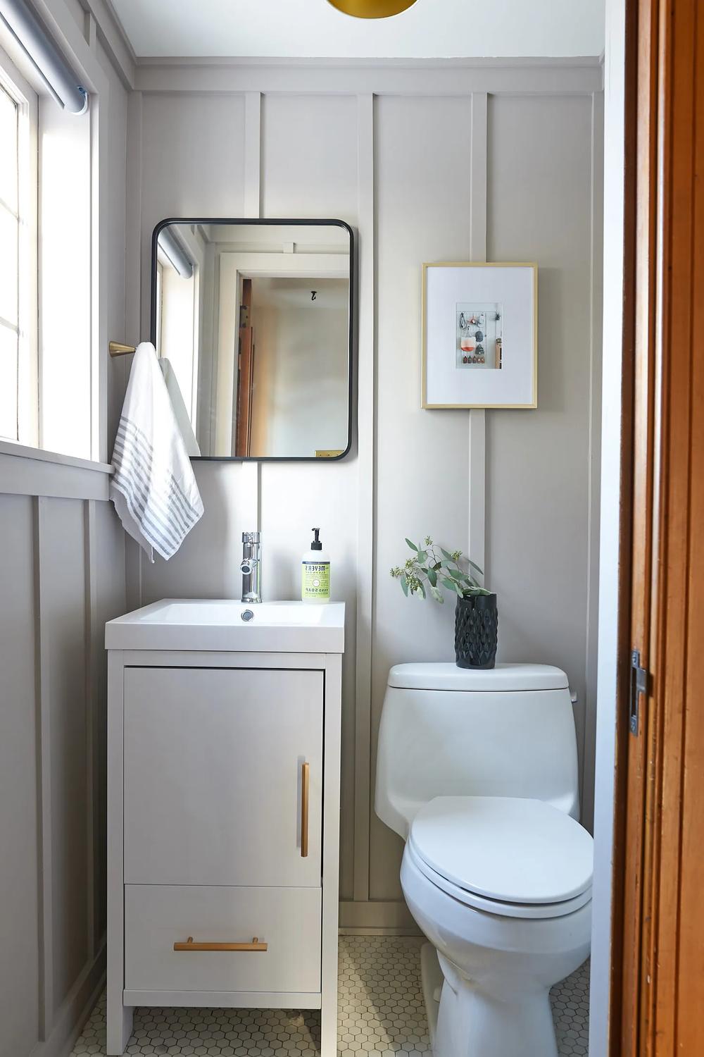 Baño chic con panelado en gris