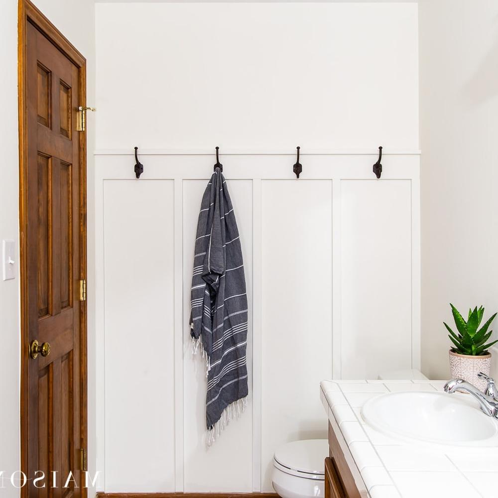 Baño elegante con acentos en blanco y negro