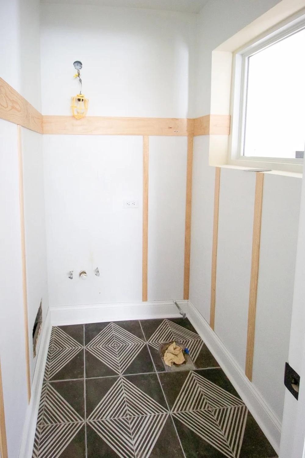 Baño contemporáneo con panelado en madera clara