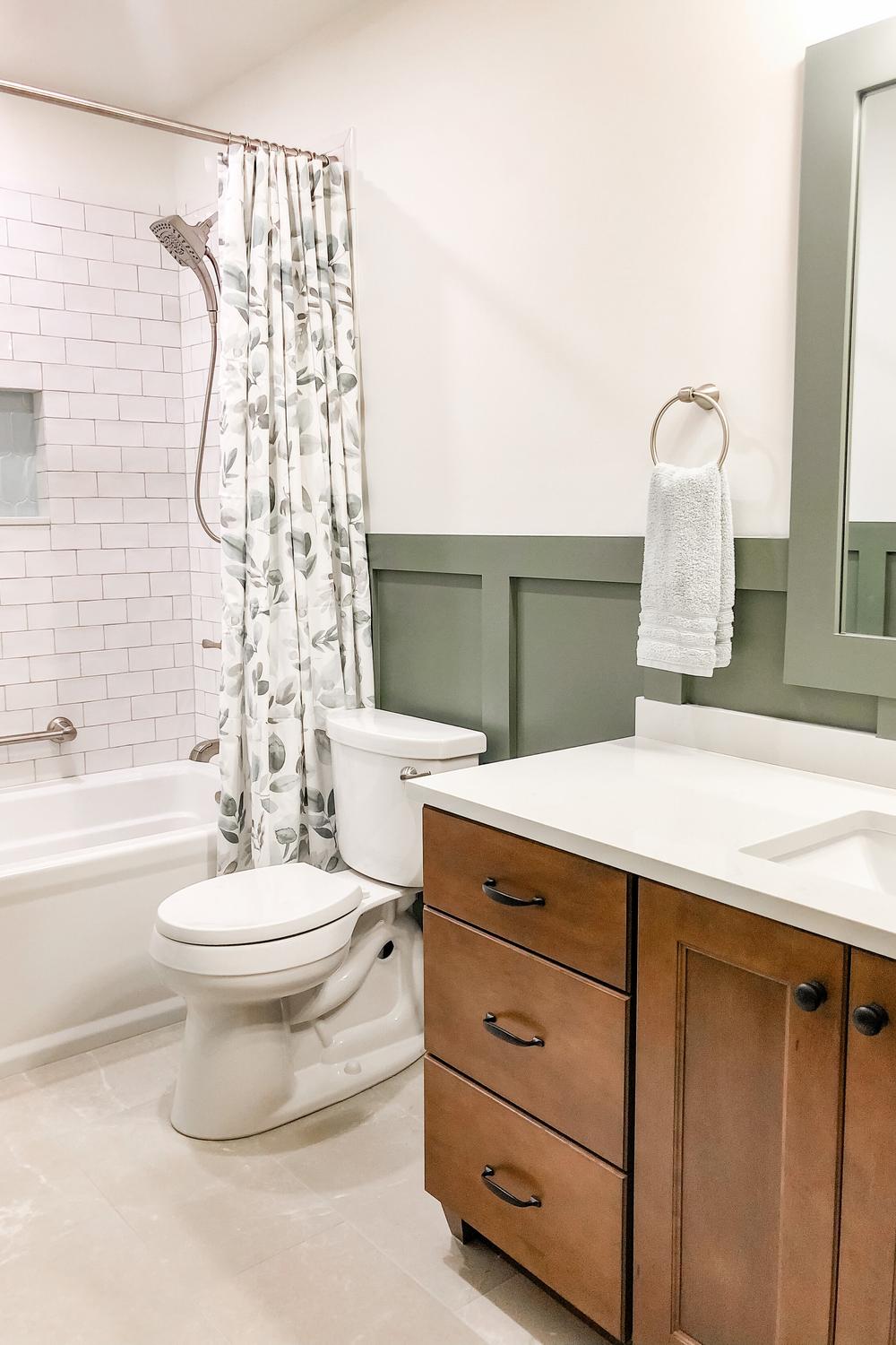 Baño con estilo contemporáneo y panelado