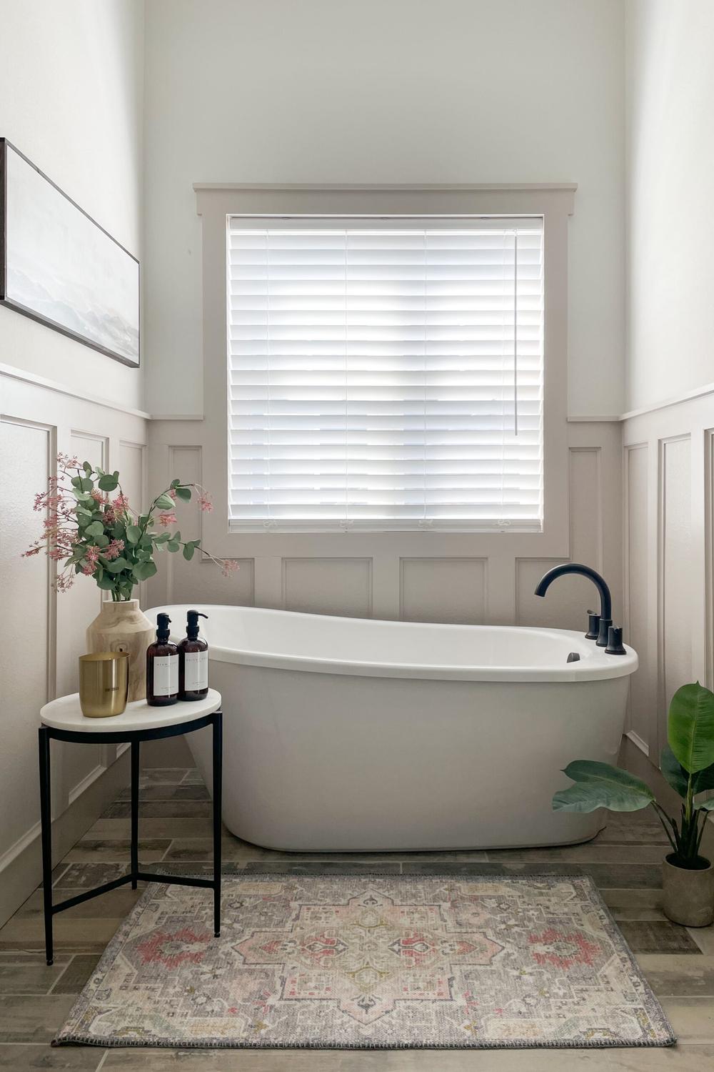 Baño con panelado vertical elegante y detalles acogedores