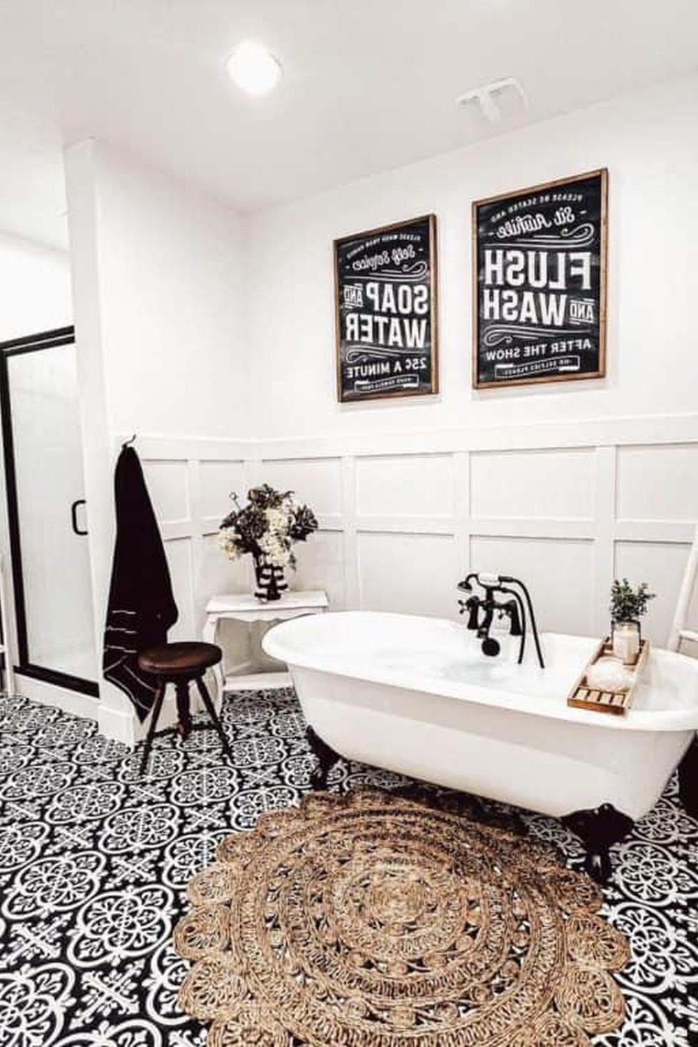 Baño elegante con encuadre en piedra negra