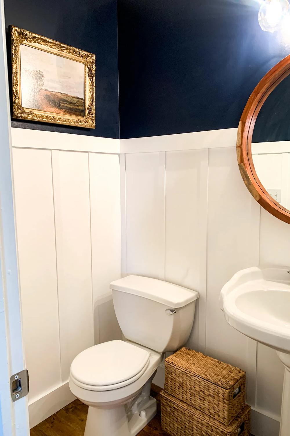 Baño rústico y romántico con azulejos en tonos tranquilizantes