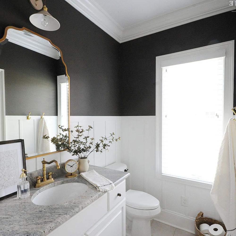 Baño con panelado en dos tonos y detalles en oro