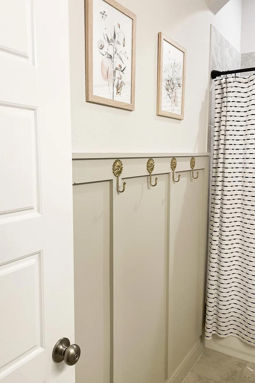 Baño bien diseñado en tonos suaves con detalles ornamentales