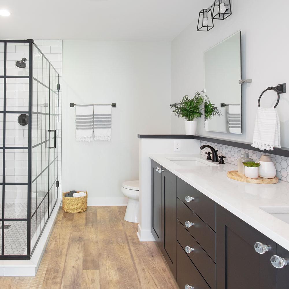 Baño boho moderno con ducha de cristal