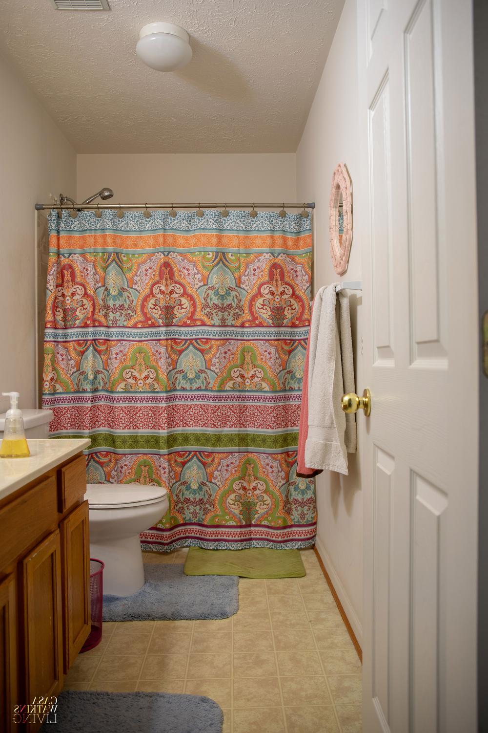 Baño boho colorido con textiles vibrantes