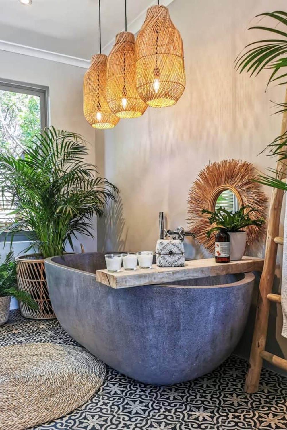 Baño boho minimalista con toques naturales
