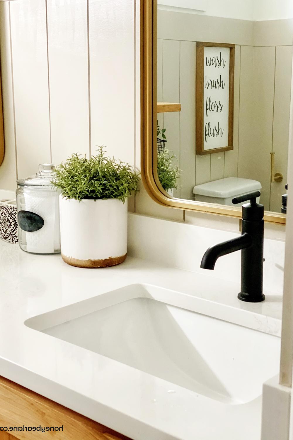 Baño boho con estilo moderno y acogedor