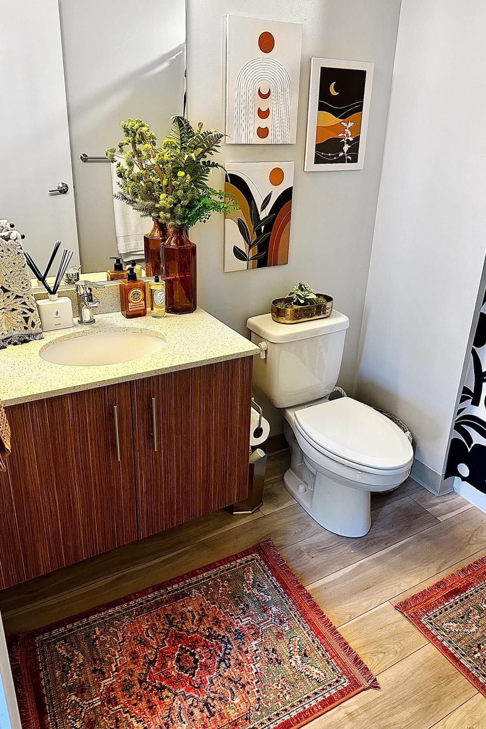 Baño boho con colores tierra y elementos eclécticos