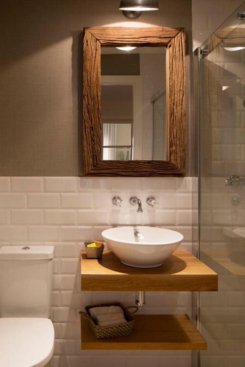 Baño con materiales naturales y un diseño acogedor