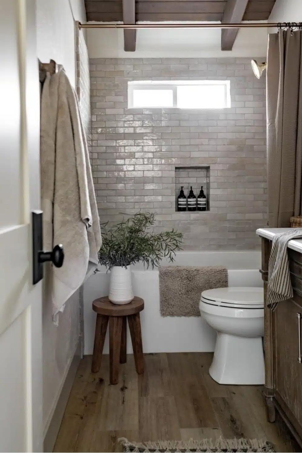 Baño con elementos rústicos y toques modernos