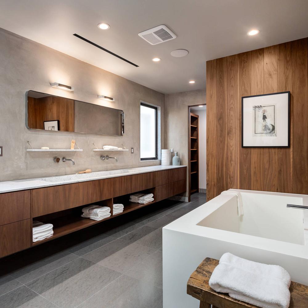Baño con un toque contemporáneo y natural