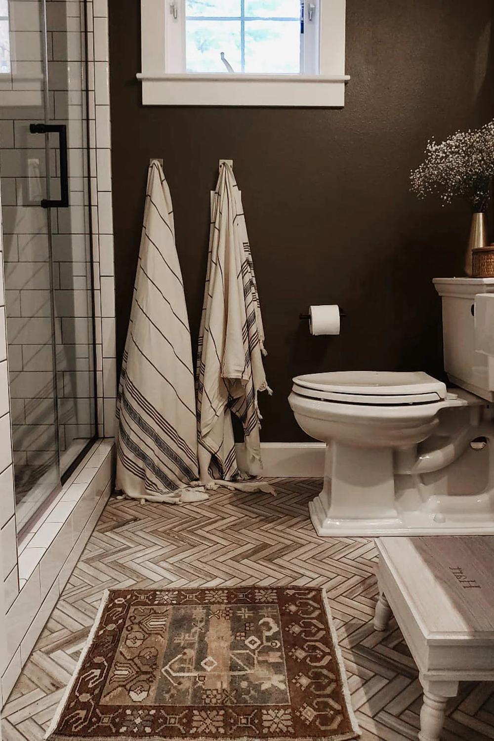 Baño acogedor con un estilo vintage