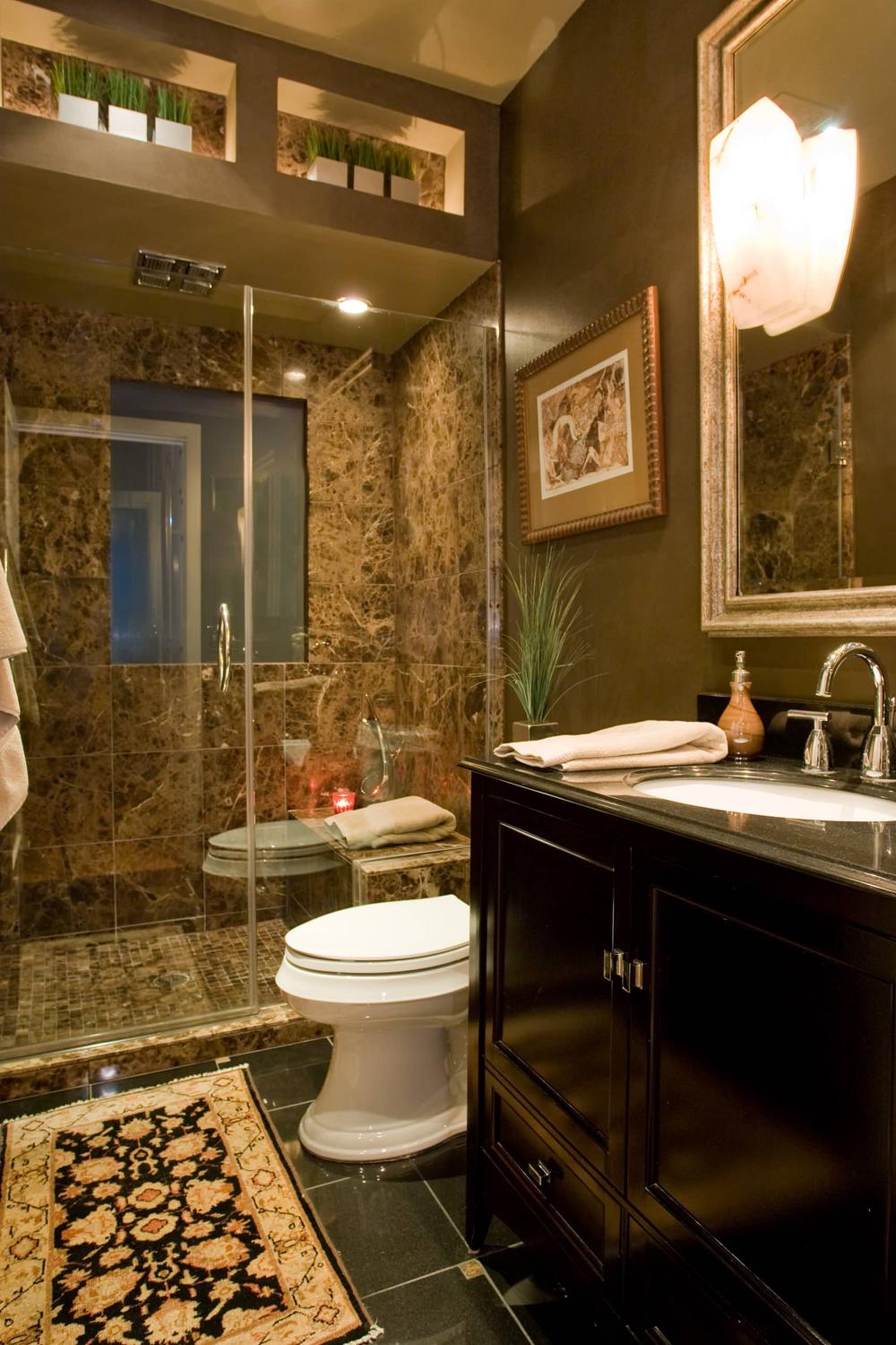 Baño de lujo sofisticado en marrón