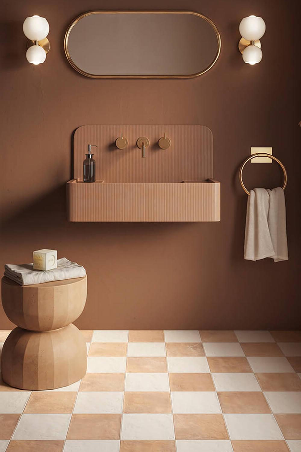 Baño contemporáneo en tonos marrones y beige con lavabo de textura lisa.
