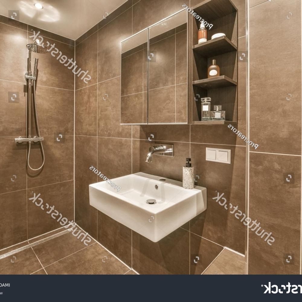Baño contemporáneo con azulejos brillantes en tonalidades oscuras.