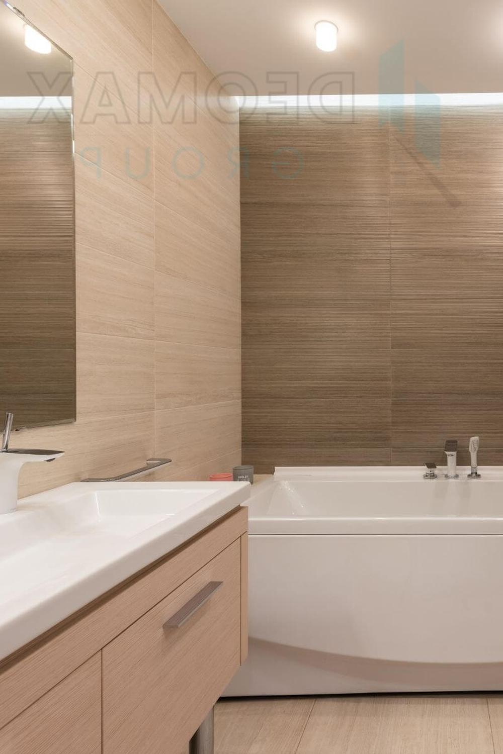 Baño acogedor con diseño contemporáneo y mueble de baño de madera.