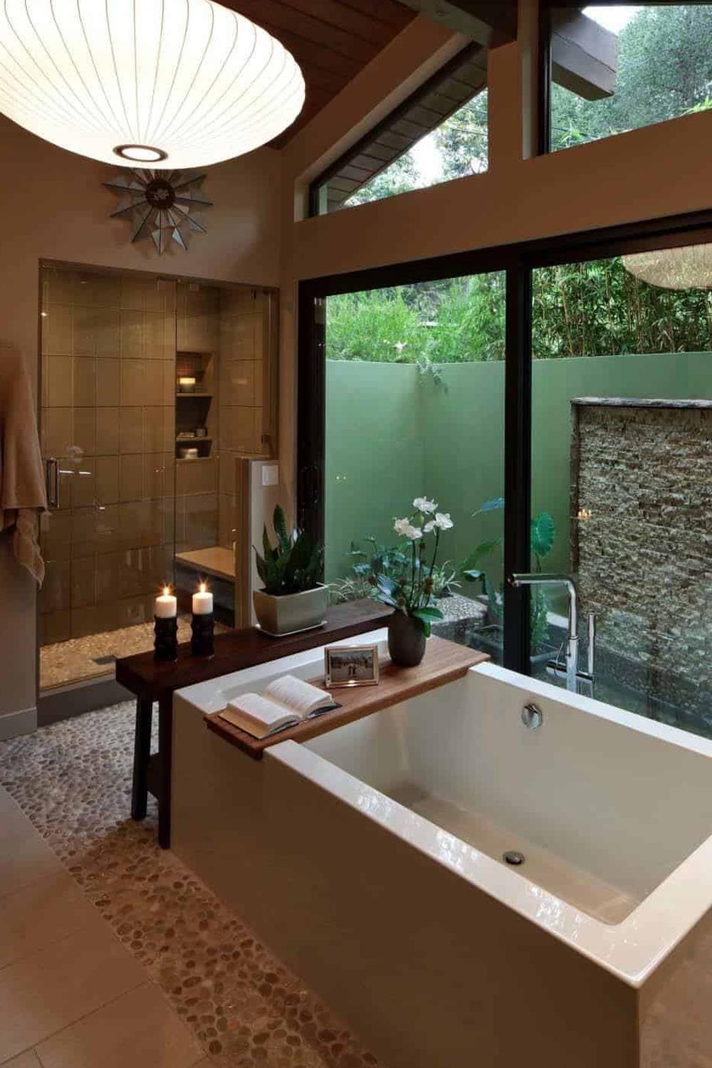 Baño contemporáneo con un enfoque natural y zen, destacando una bañera independiente.