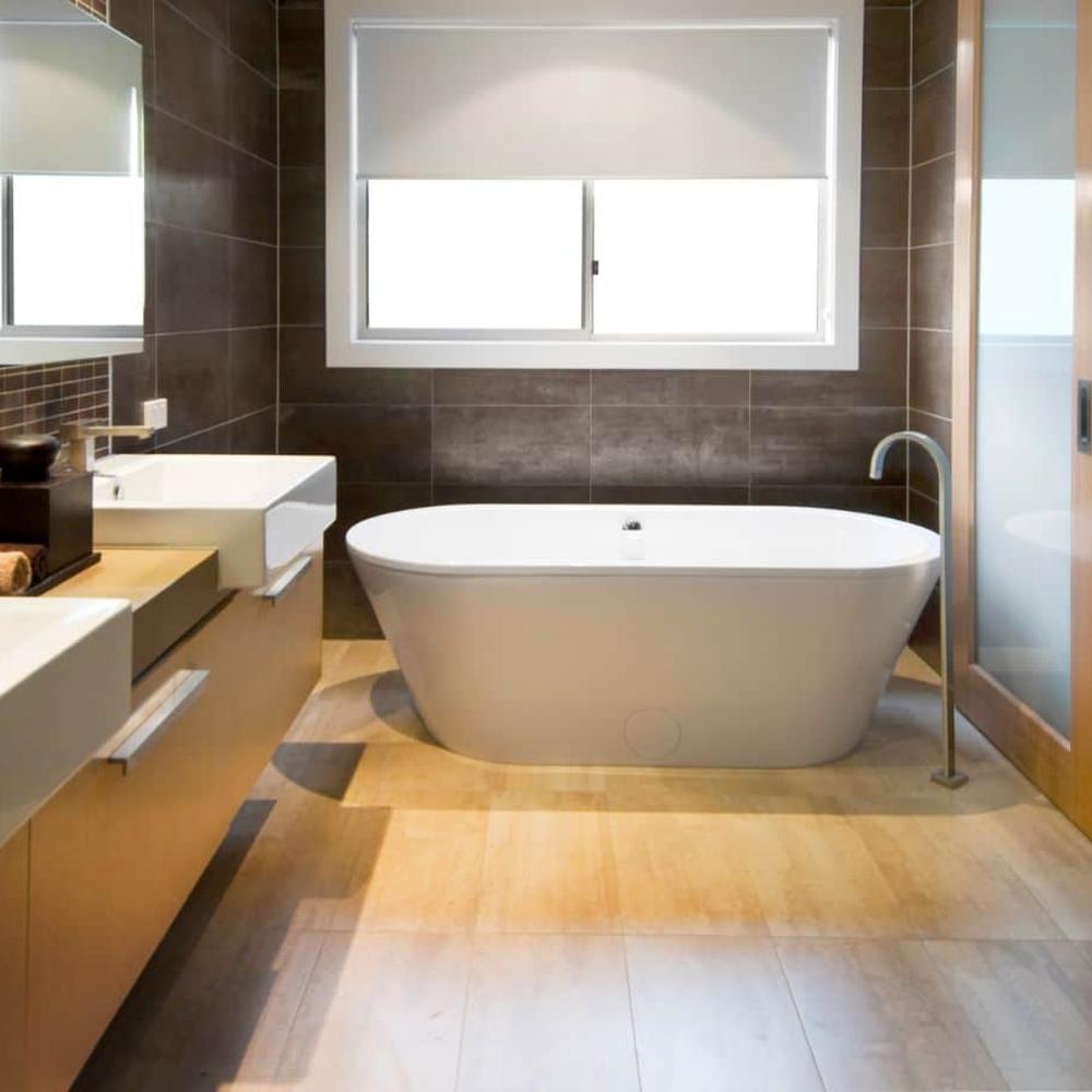Baño contemporáneo con patrones y texturización en paredes.
