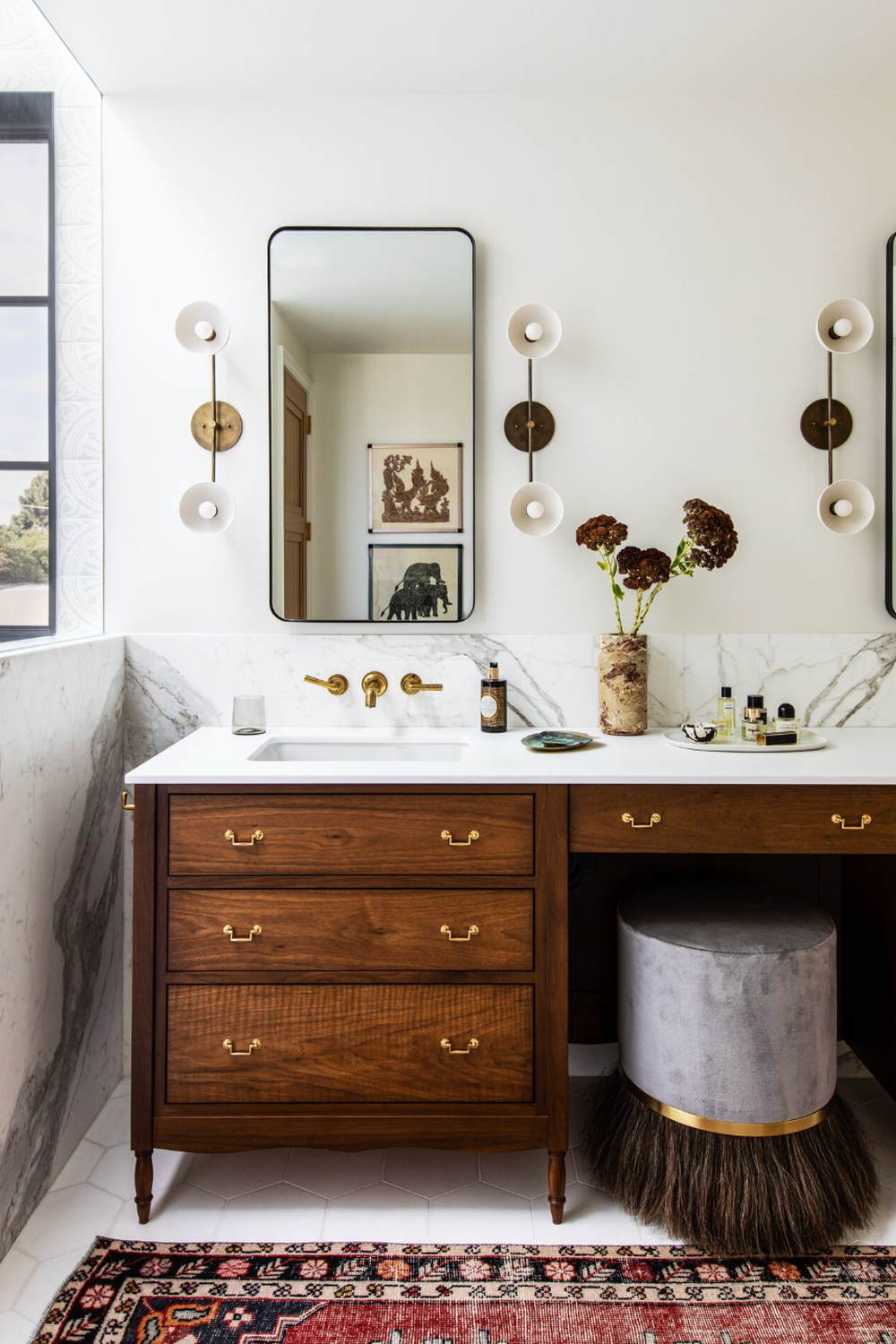 Elegant Contrast in a Brown Vanity Design Featuring Modern Aesthetics
