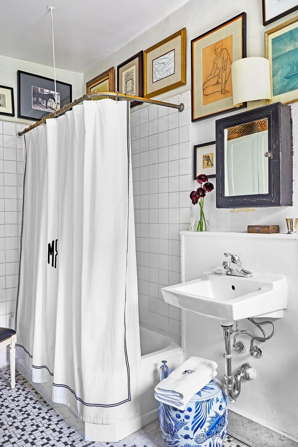 Decoración de baño económica con color blanco y azulejos en un diseño moderno