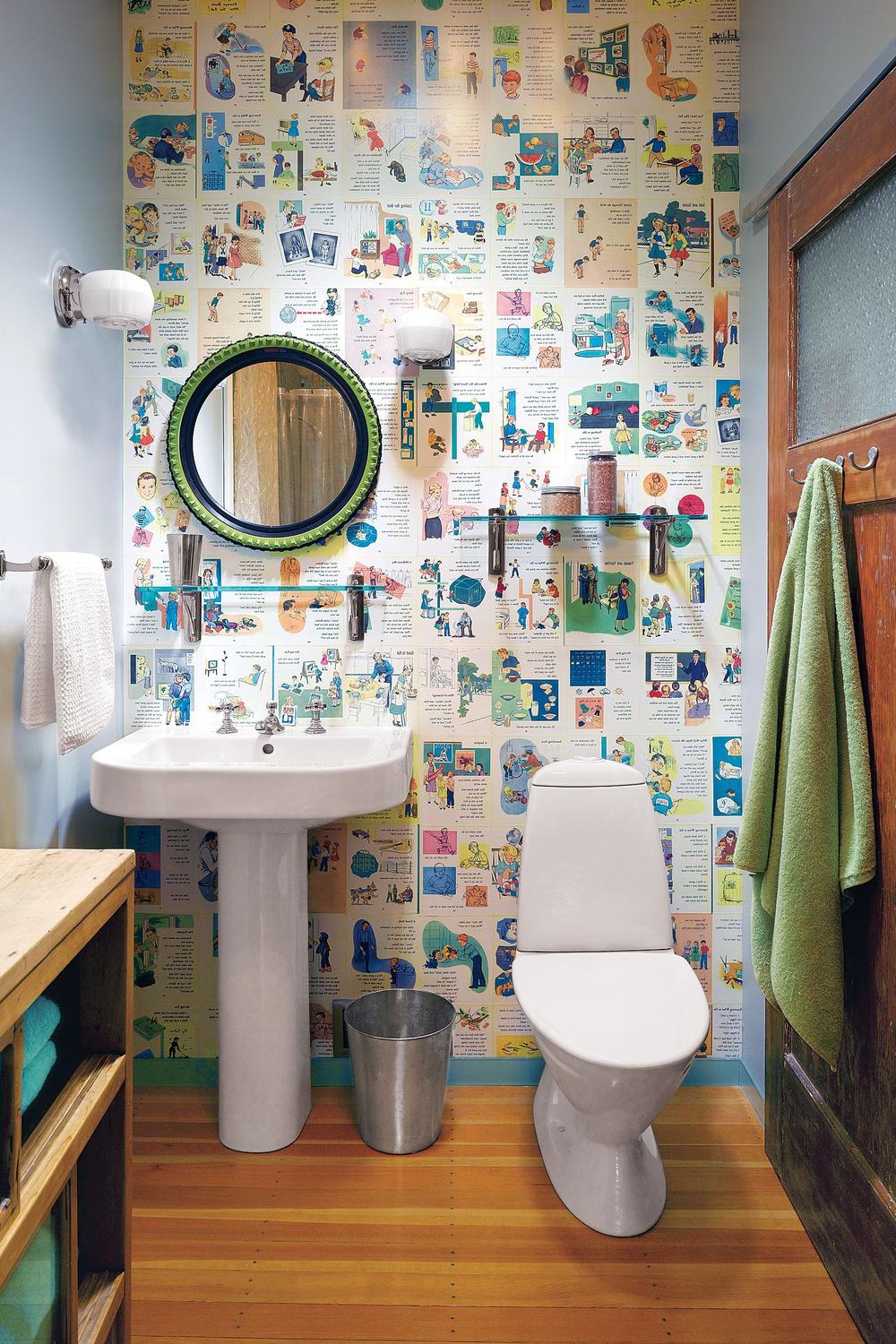 Baño decorado con papel tapiz colorido