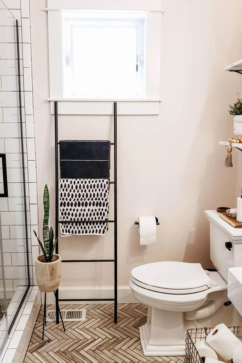 Baño moderno con escalera para toallas