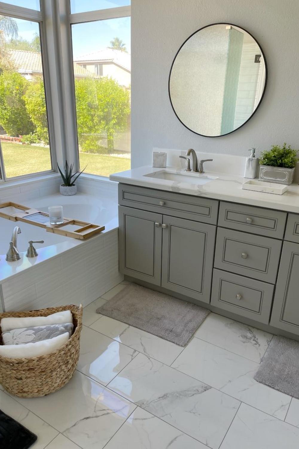 Baño brillante con enfoque en la naturaleza