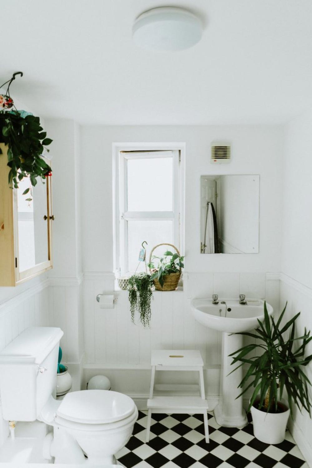 Baño de estilo rural con toques decorativos