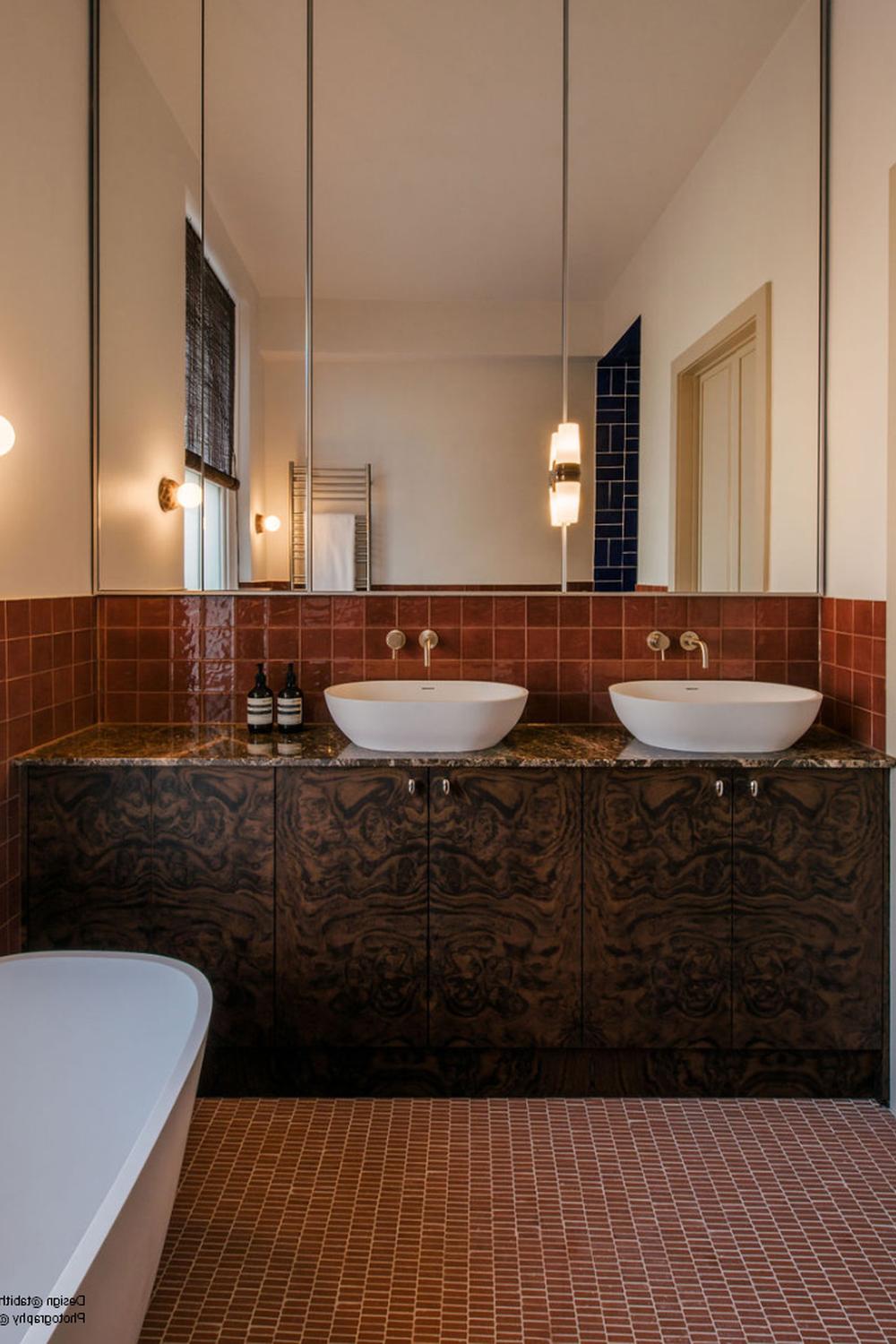 Baño moderno con azulejos burdeos y sus accesorios de lujo