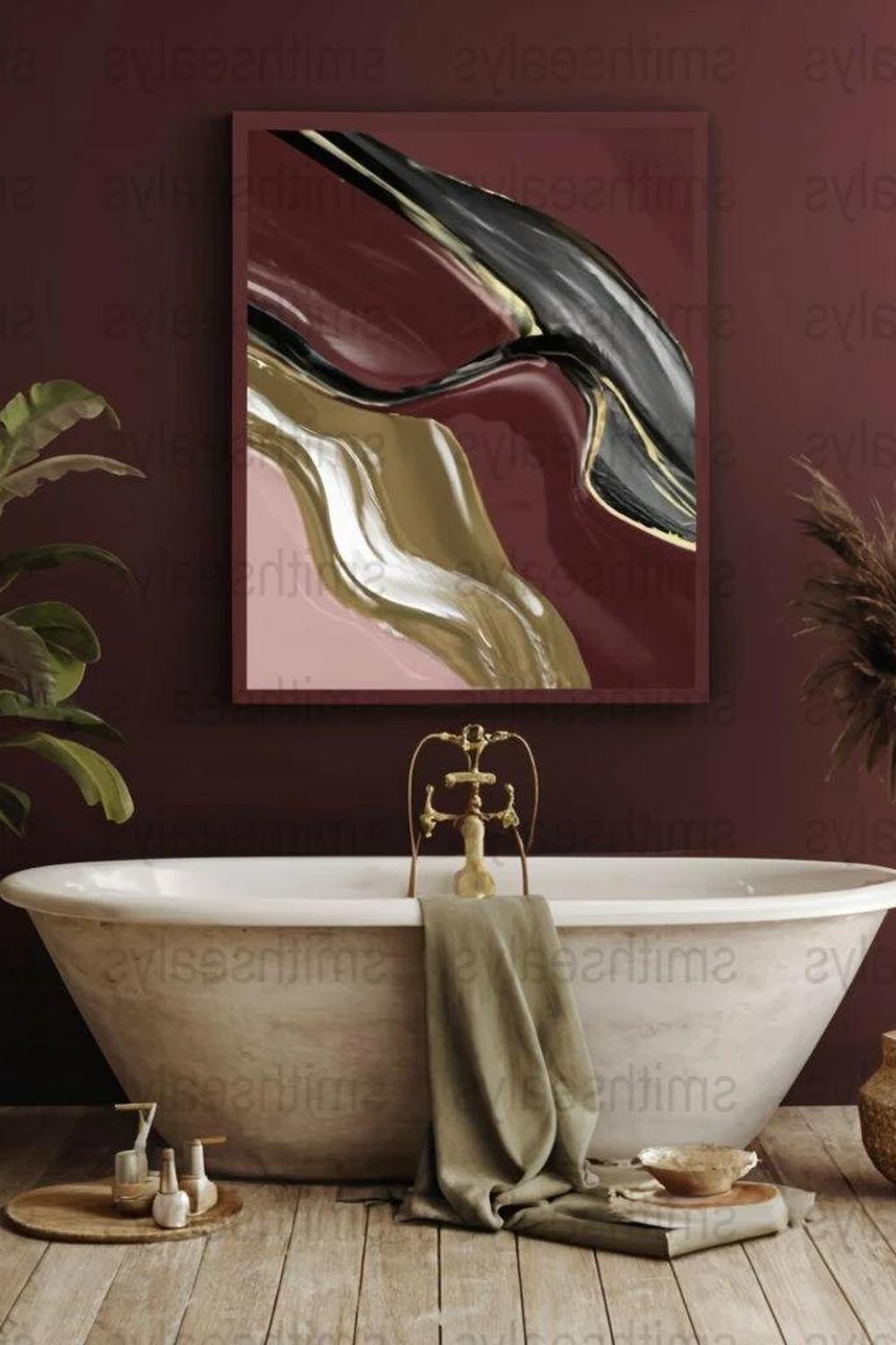 Baño con arte abstracto y bañera en burdeos