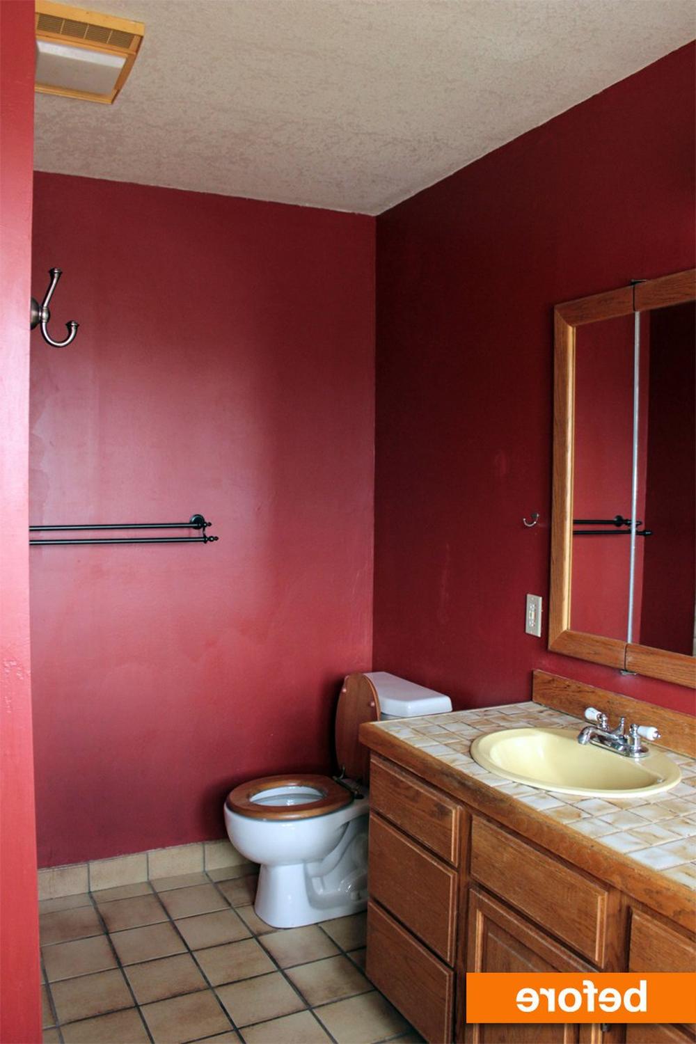 Baño compacto con un estilo acogedor en tonos burdeos