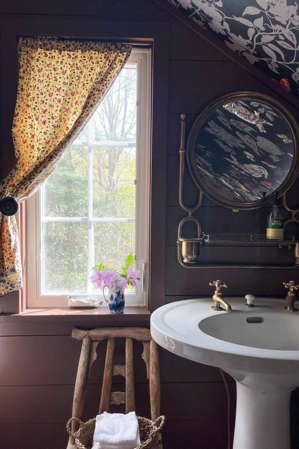 Baño acogedor con un estilo vintage y burdeos