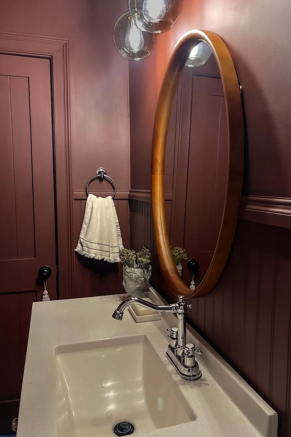 Baño elegante en burdeos con detalles acogedores