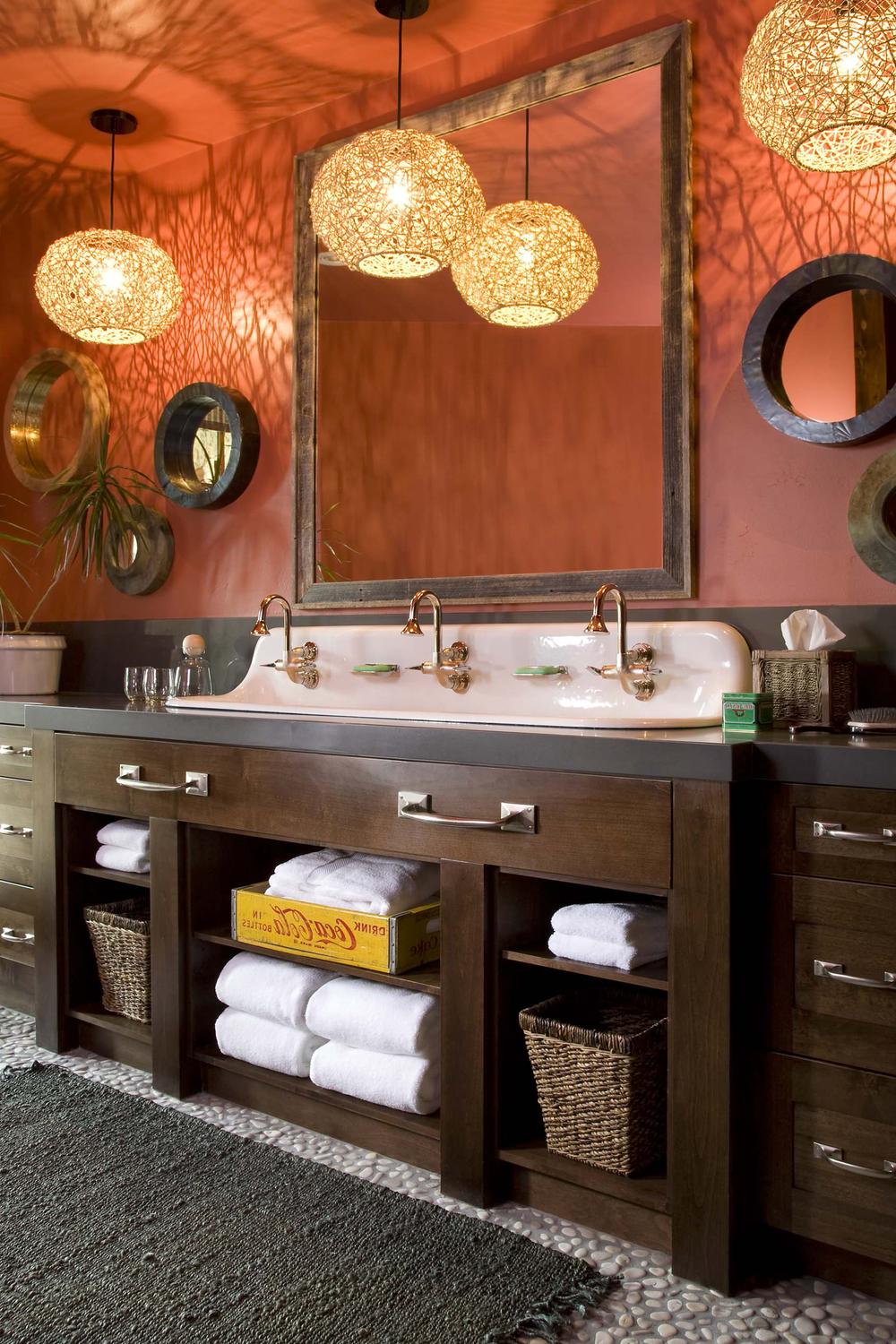 Baño amplio con un diseño armonioso