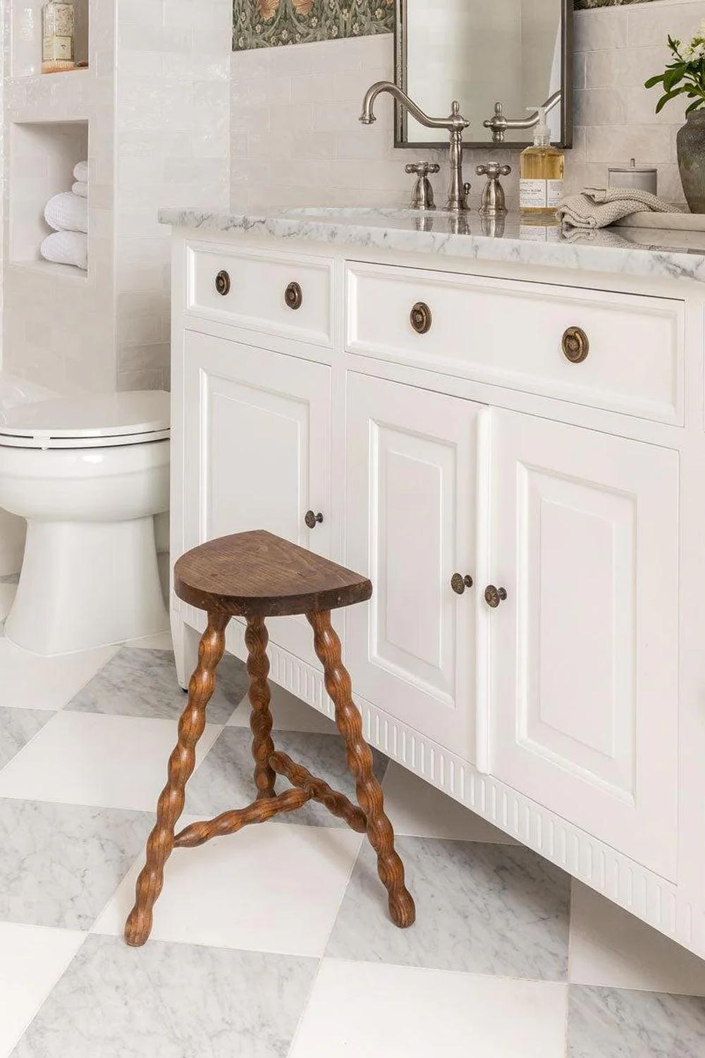 Baño moderno con suelo de azulejos a cuadros en tonos claros y oscuros