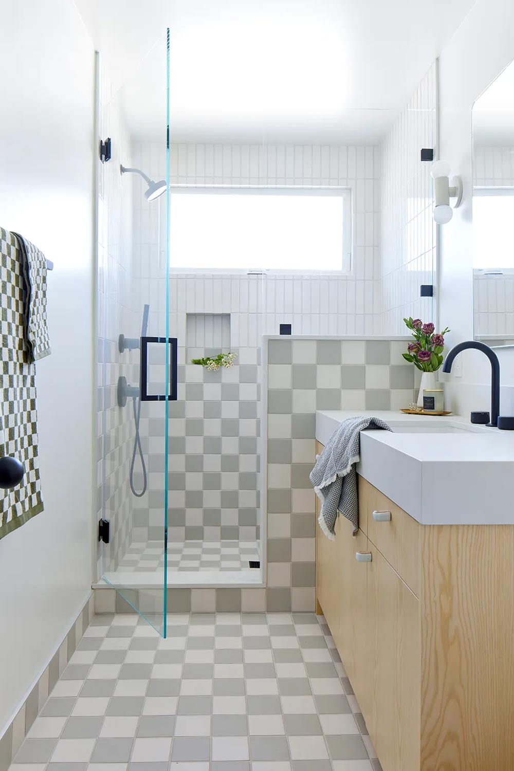 16 Checkered Bathroom Tile Designs To Inspire Your Next Renovation