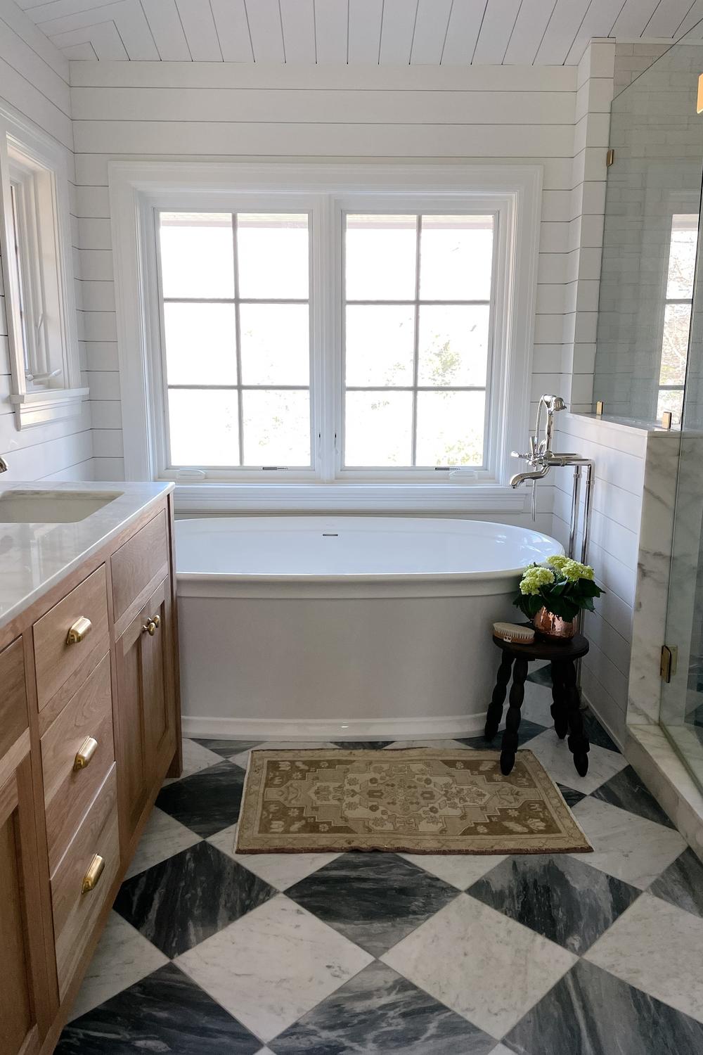 Baño moderno con suelo de azulejos a cuadros en negro y blanco