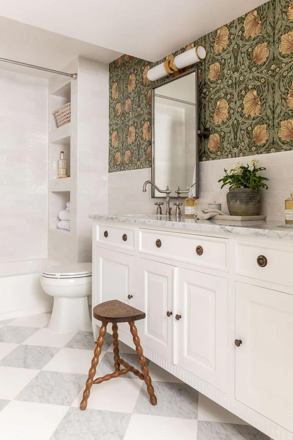 Baño elegante con azulejos a cuadros gris y blanco