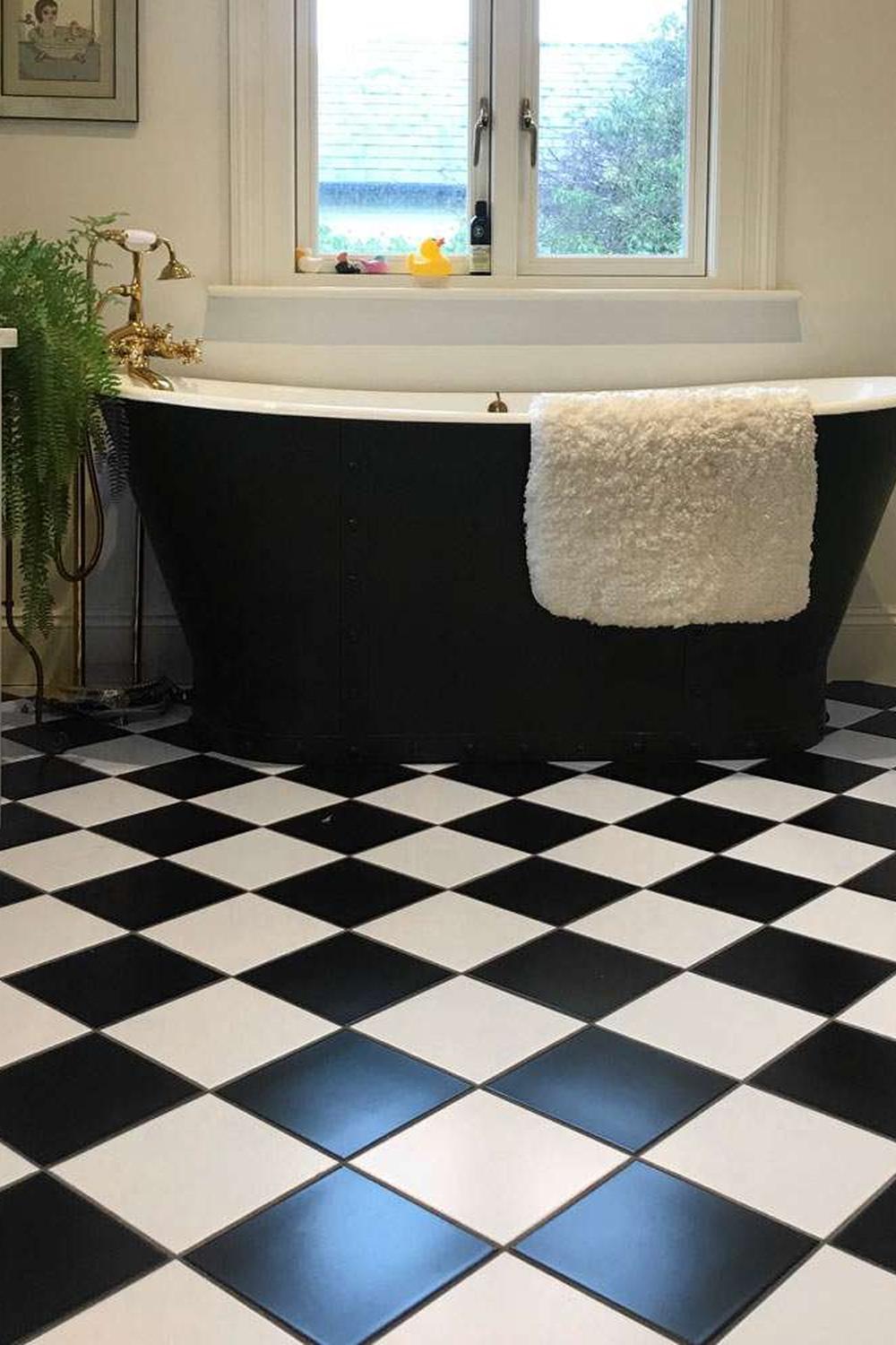 Baño moderno con azulejos a cuadros blanco y negro