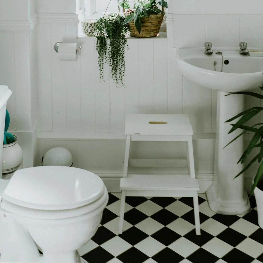 Baño moderno con suelo de azulejos a cuadros blanco y negro