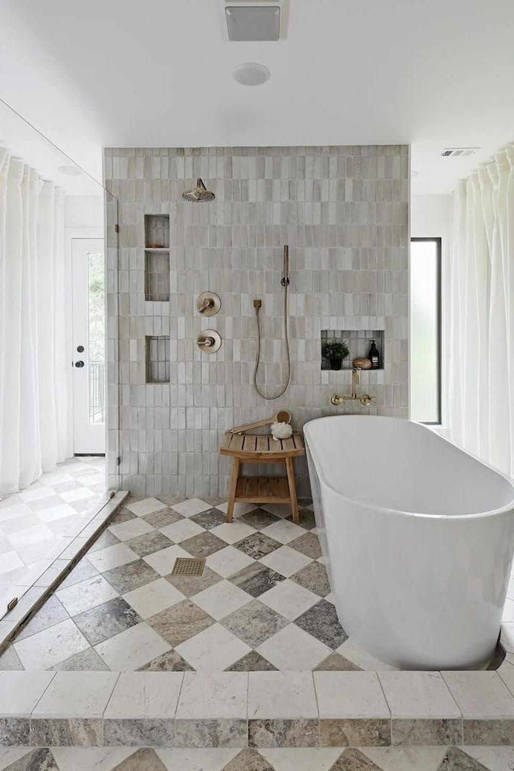 Baño moderno con azulejos a cuadros en tonos gris