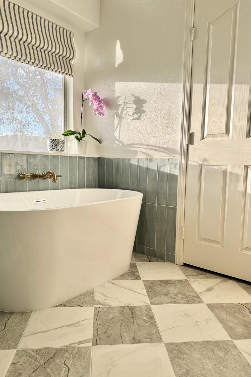 Baño elegante con azulejos a cuadros gris y blanco