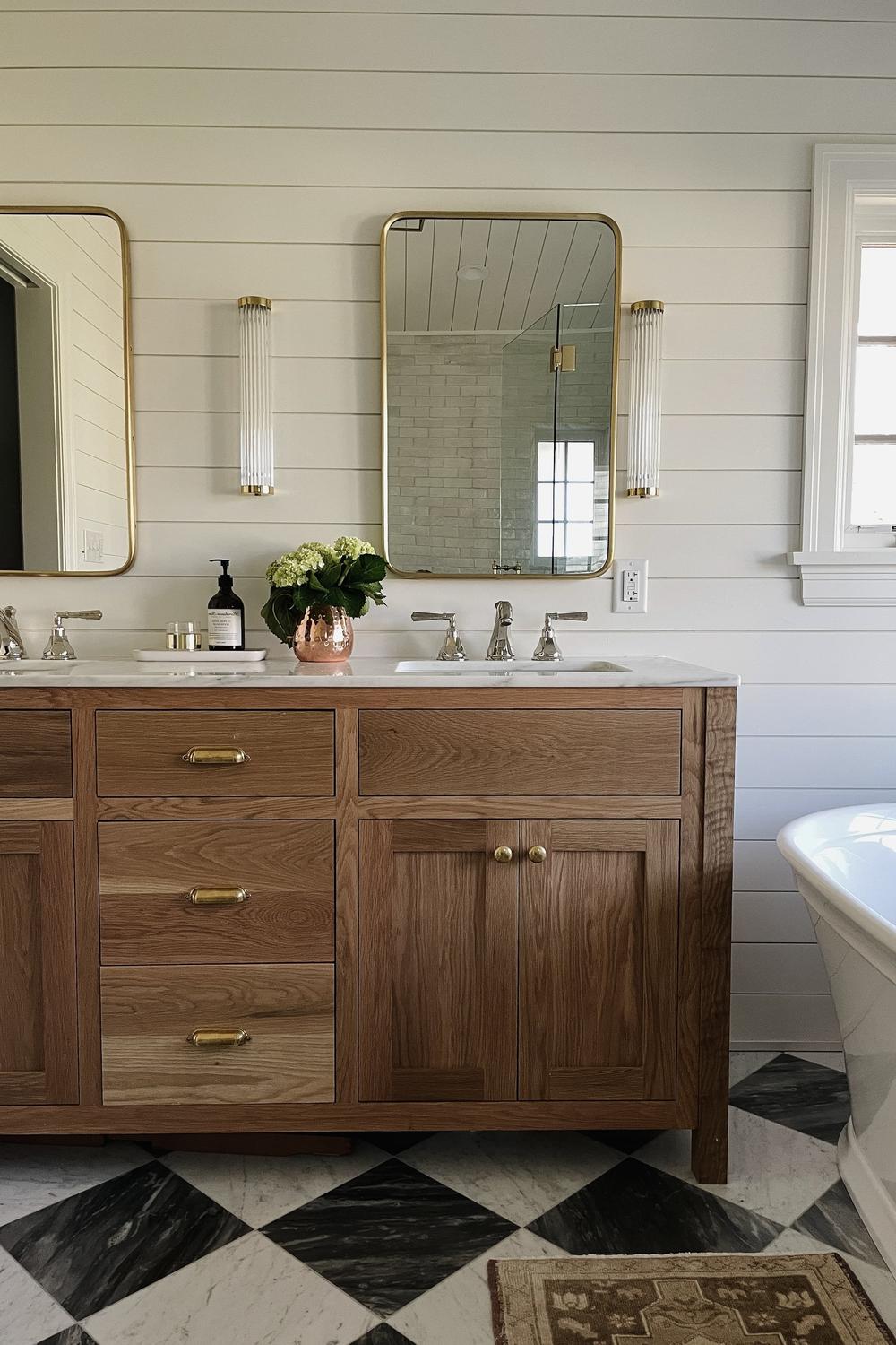 Baño moderno con azulejos a cuadros en blanco y negro