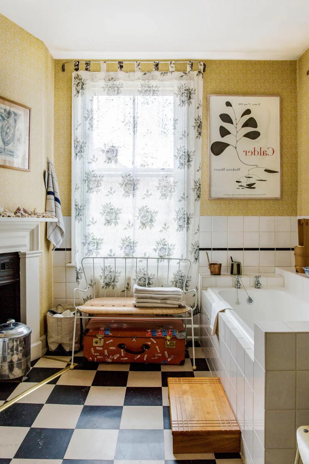 Baño encantador con azulejos a cuadros blanco y negro