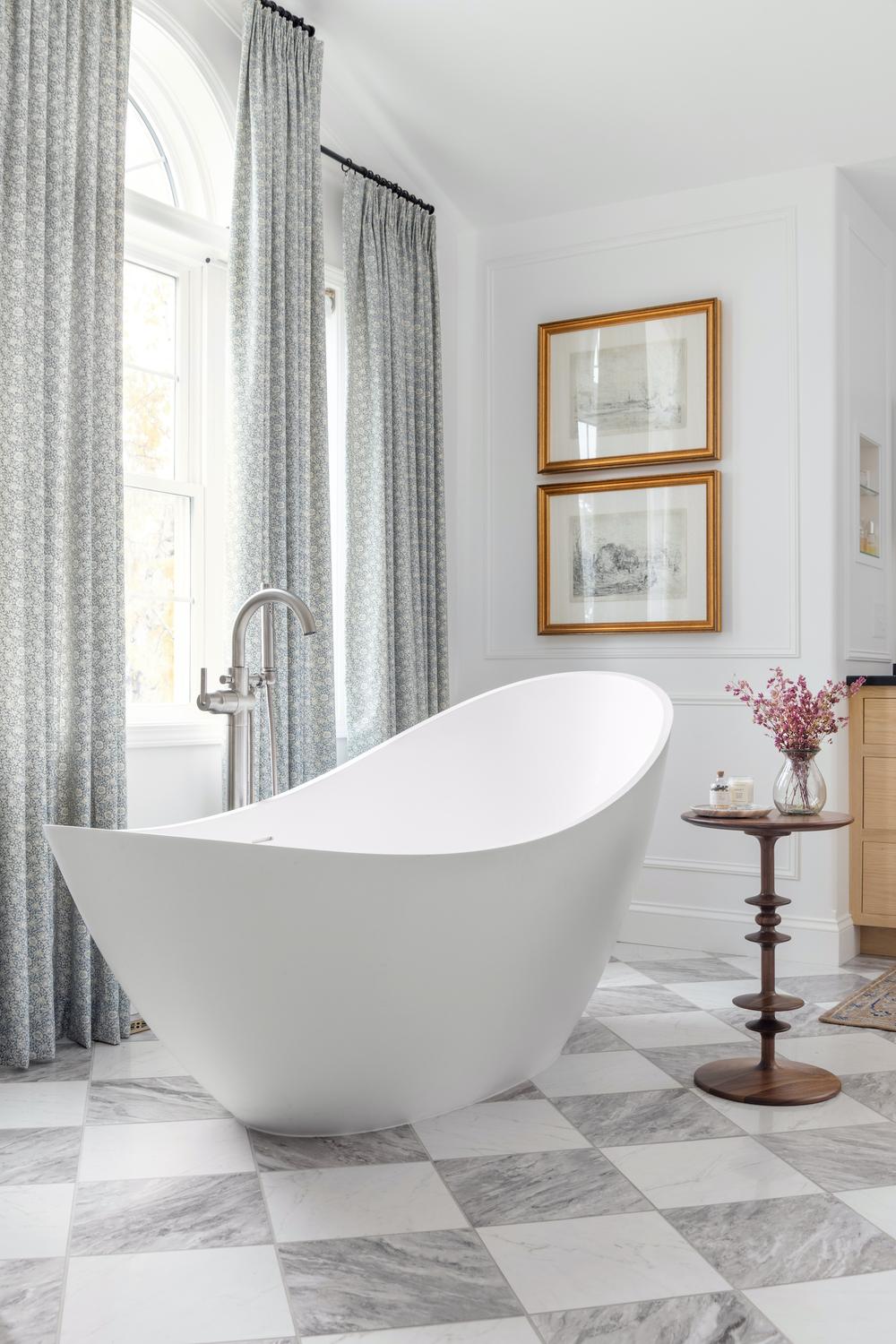Baño moderno con azulejos a cuadros en tonos gris