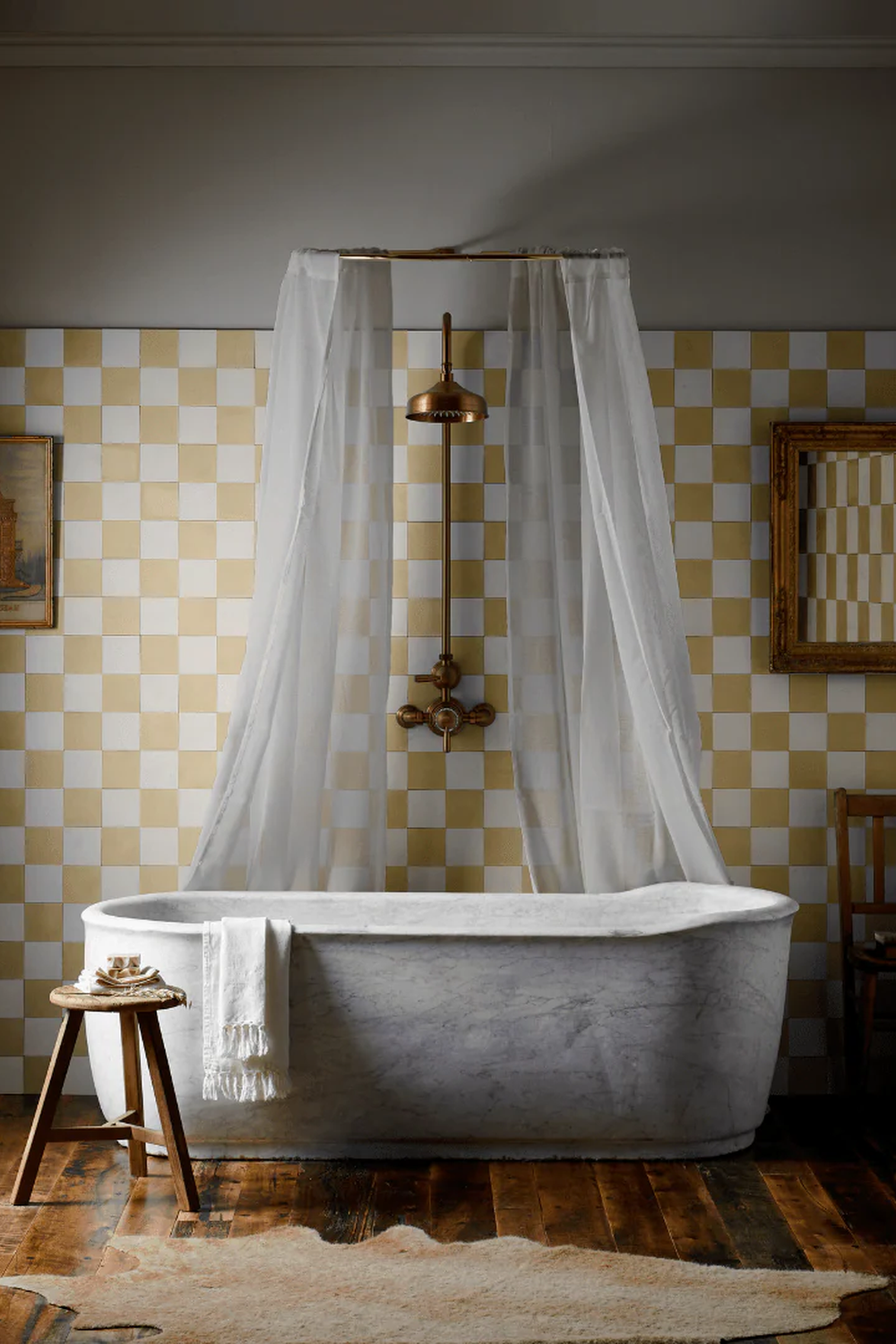 Baño luminoso con azulejos a cuadros blanco y amarillo