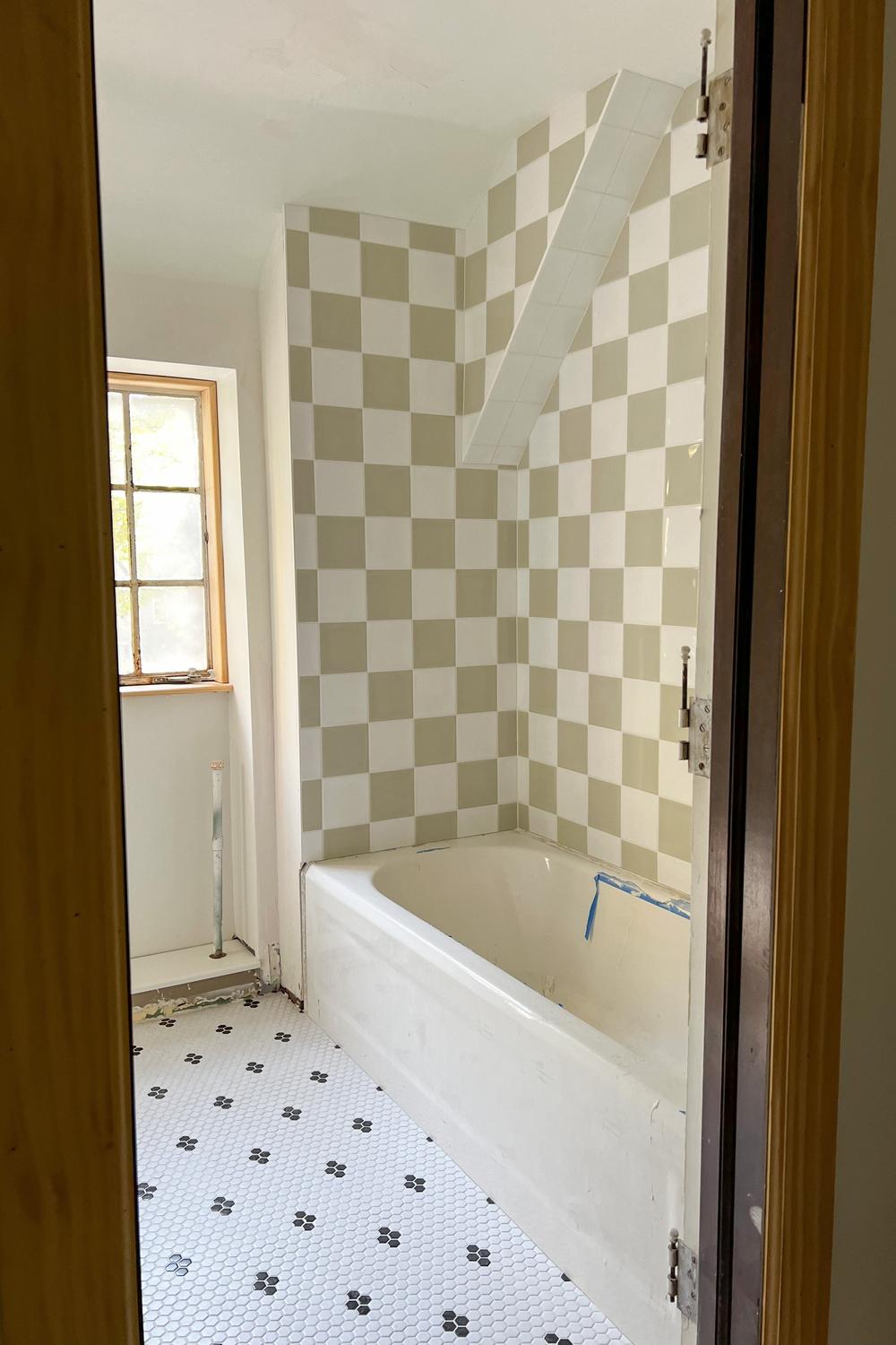 Baño moderno con azulejos a cuadros blanco y beige