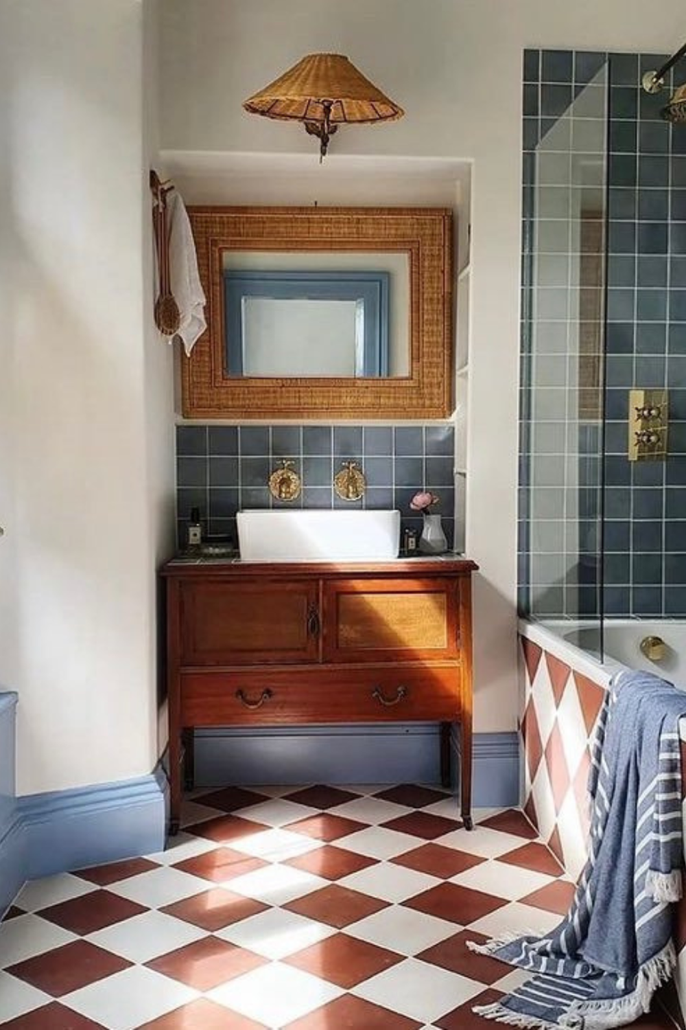 Baño moderno con azulejos a cuadros burdeos y blanco